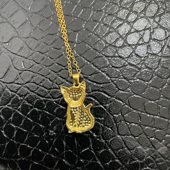 Cat Necklace/ Pendant Goldtone with Chain. Adorable ! - Picture 5 of 6